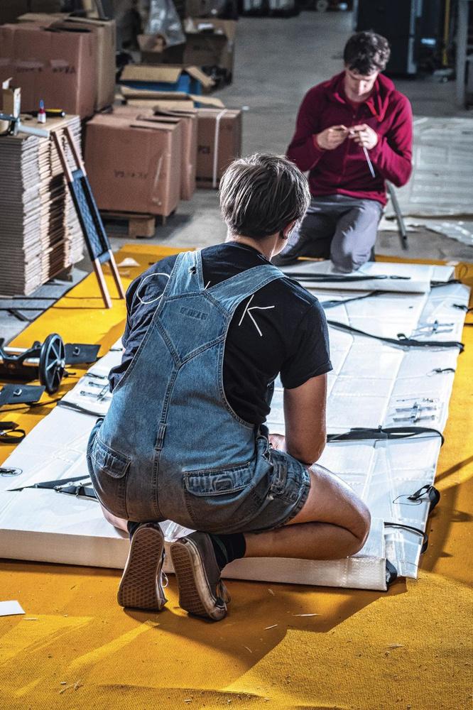 Replier et remplir - L'Onak est à la fois un canoë et une boîte de transport.
