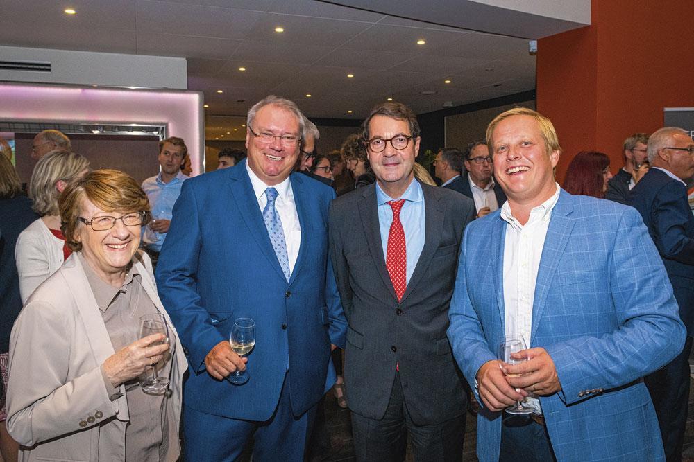 Monique Van den Bulcke, gérante de Permisdentreprendre, Jean-François Heris, président d'AGC Building & Industrial Glass, Bruno Colmant, CEO de Degroof Petercam, et Raphaël Pieters, coprésident du Cercle du Lac.
