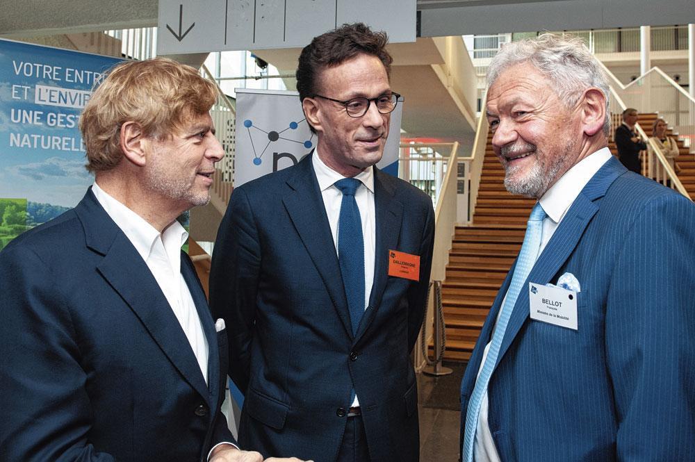 Laurent Levaux, président d'Aviapartner, et Grégoire Dallemagne, CEO de Luminus, discutent avec François Bellot, ministre fédéral de la Mobilité.