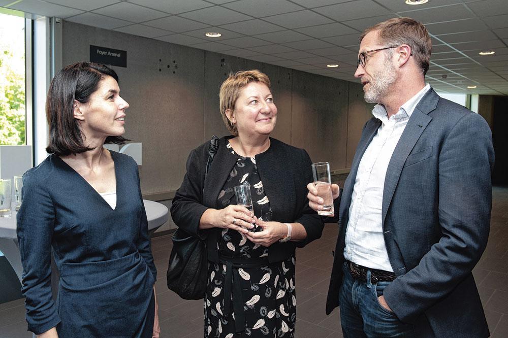 Valérie Glatigny, ministre de l'Enseignement supérieur, et Sylvie Marique, secrétaire générale du Service public de Wallonie, écoutent avec intérêt Paul Magnette, bourgmestre de Charleroi