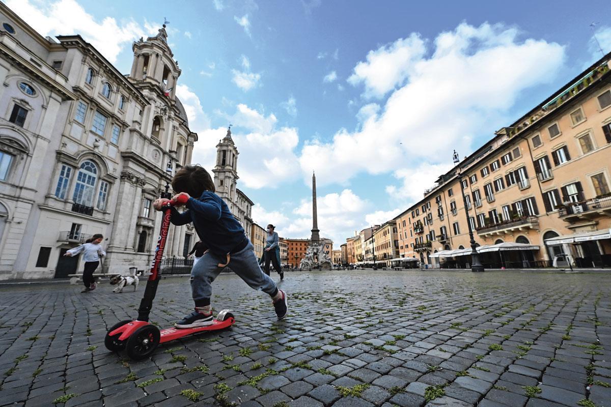 Piazza Navona (Rome) Selon la banque Goldman Sachs, un confinement à l'italienne équivaut à une baisse du PIB de l'ordre de 25%.