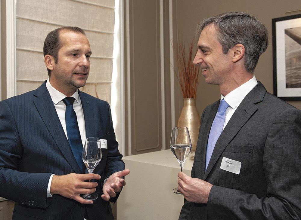 Olivier Vinck, business developer chez BMW Brussels, converse avec Laurent Hermoye, gérant d'Imagilys.