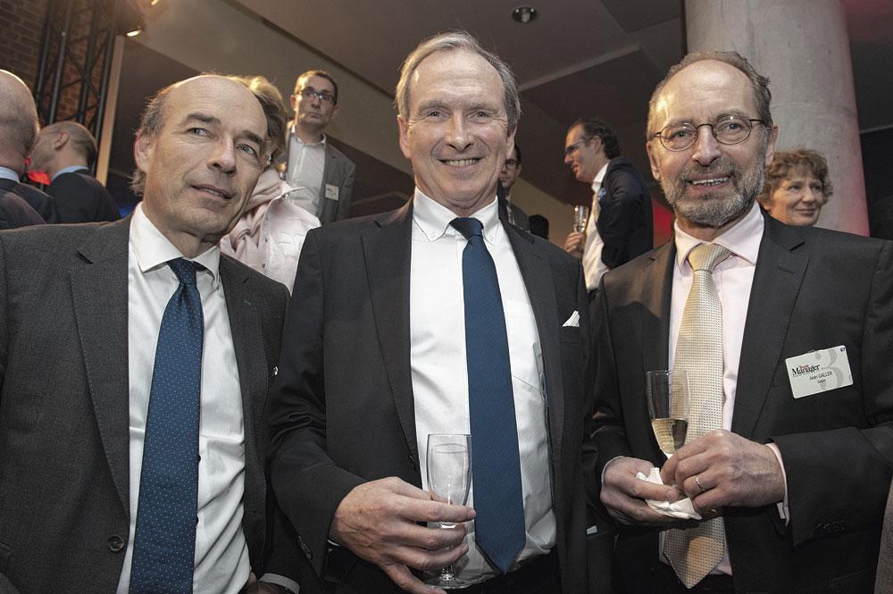 Olivier de Wasseige, Philippe Claessens, administrateur délégué de la FN Herstal, et Jean Galler, Manager de l'Année 1994.