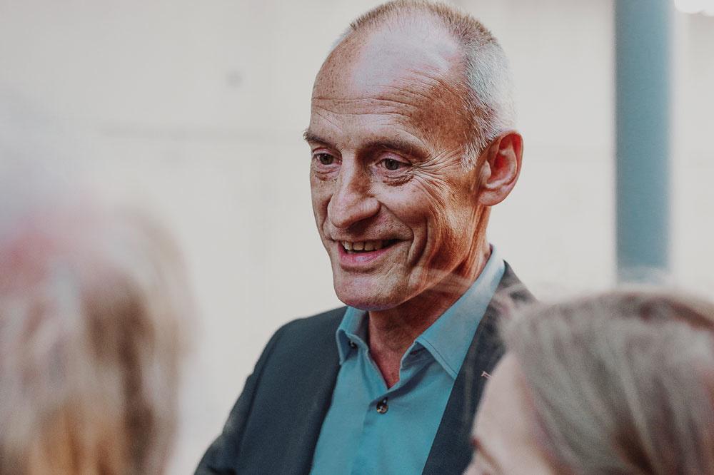 Gérard Sevrin, patron de Macors, à l'occasion d'un vernissage de l'un des artistes accueilli en résidence au sein de l'entreprise.
