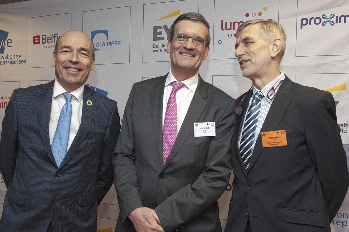 Olivier de Wasseige et Jacques Crahay, président de l'UWE, entourent Bernard Gilliot, président de la FEB.
