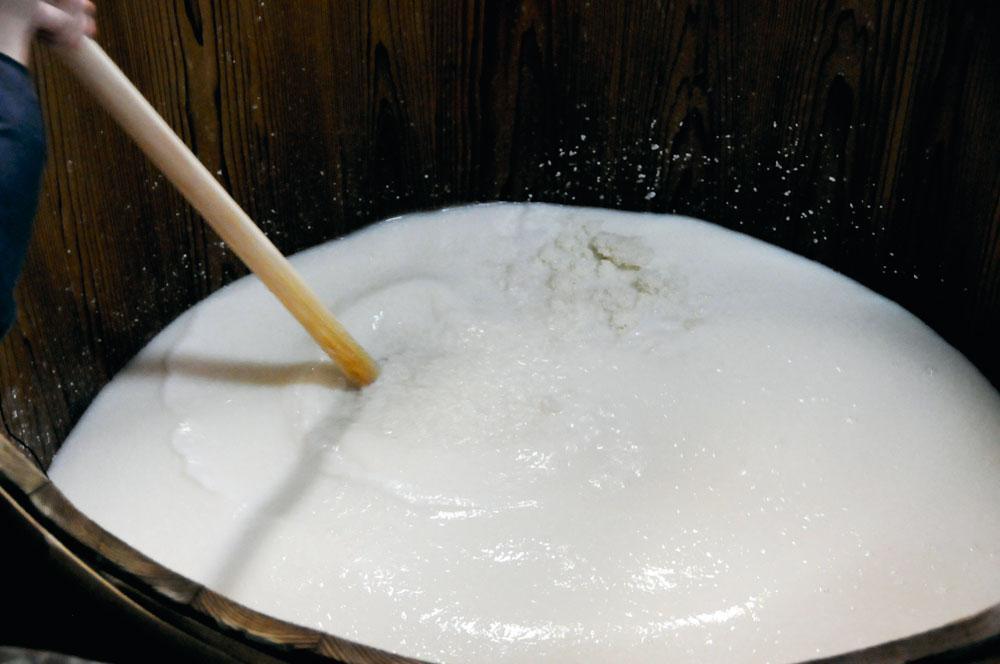 Le processus de fabrication du saké se déroule en plusieurs étapes successives : la préparation du riz, la fermentation et la préparation à la mise en bouteille.