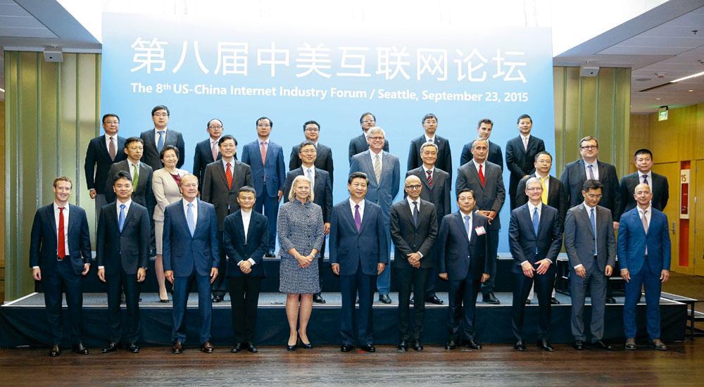 Le président chinois Xi Jinping pose avec un groupe de CEO sur le site de Microsoft, à Redmond. Parmi ceux-ci, on retrouve notamment Mark Zuckerberg (Facebook), Tim Cook (Apple) ou Jeff Bezos (Amazon).