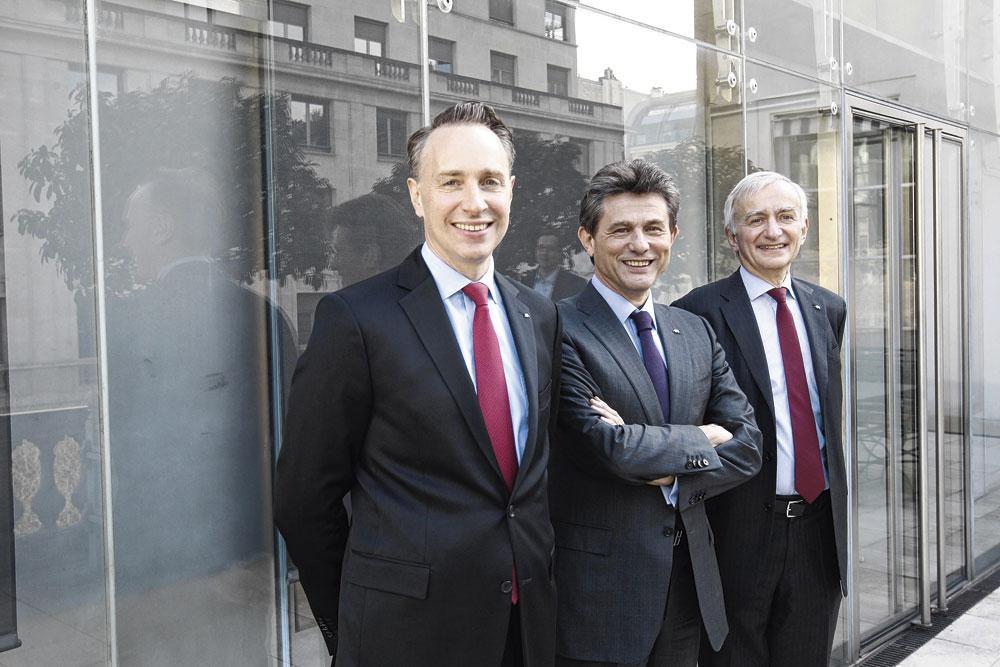 L'ancien PDG d'Axa, Henri de Castries (au centre), présentant ses successeurs, après avoir annoncé qu'il quitterait ses fonctions avec deux ans d'avance. A gauche, Thomas Buberl, le nouveau directeur général du groupe Axa, et à droite, Denis Duverne, le nouveau président.