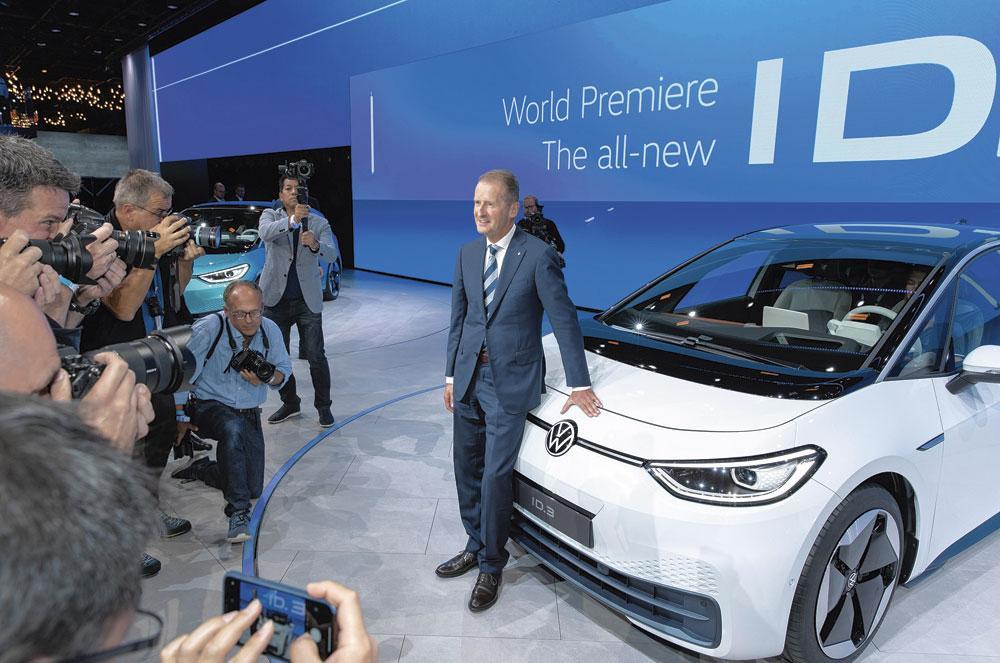 Le CEO de VW, Herbert Diess, présente à Francfort le nouveau modèle 100% électrique appelé à cartonner .