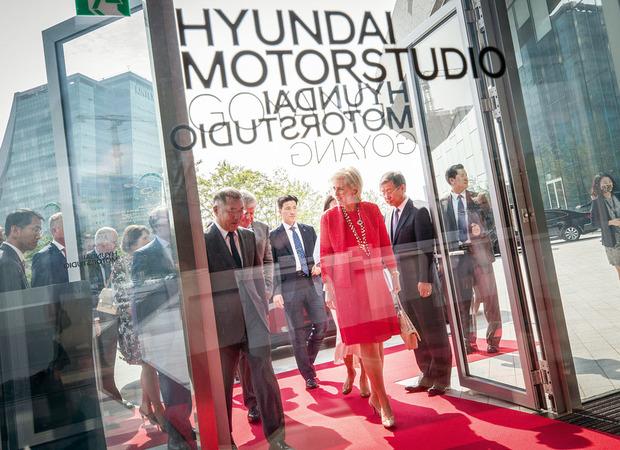La princesse Astrid est accueillie par Eui-sun Chung, vice-président de Hyundai, groupe coréen en qui les Belges ont cru dès les années 1970, alors que cette marque automobile venait juste de naître.