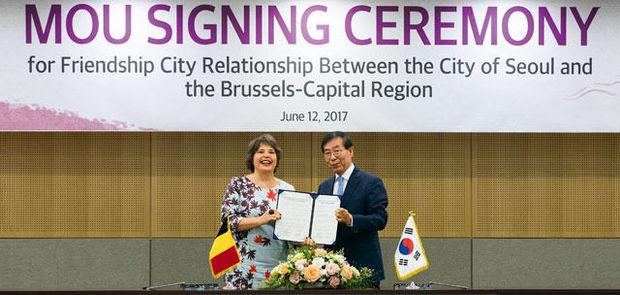 La secrétaire d'Etat bruxelloise au Commerce extérieur Cécile Jodogne et le maire de Séoul Park Won-soon après la signature de plusieurs contrats.