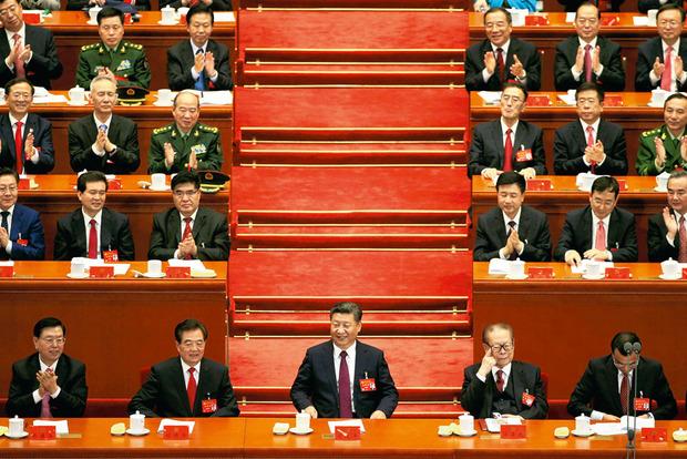 Xi Jinping, au centre, a été investi d'un second mandat à la tête de la Chine. Il reste dès le numéro 1 du régime jusqu'en 2022.