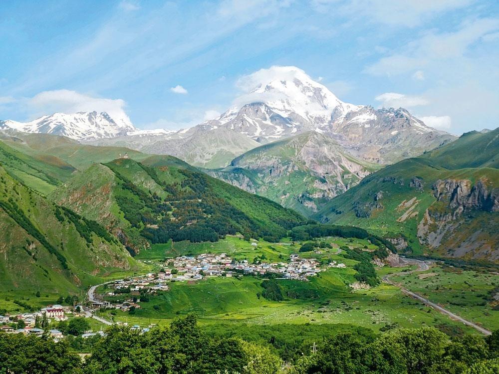 Mont Kazbek (5.047m) dominant le village de Gergeti et sa petite église du 14e siècle