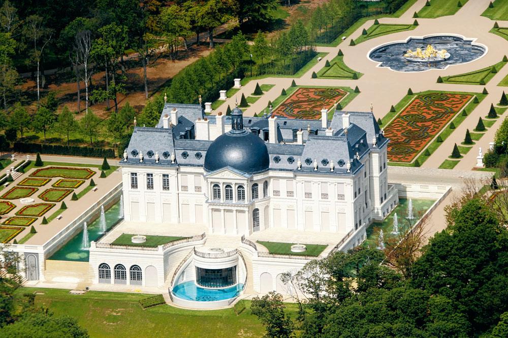 Le château de Louveciennes Cette bâtisse située en banlieue parisienne, inspirée du château de Vaux-le-Vicomte et achevée en 2011, a été acquise par un prince saoudien pour 275 millions d'euros. Un record absolu selon le magazine 