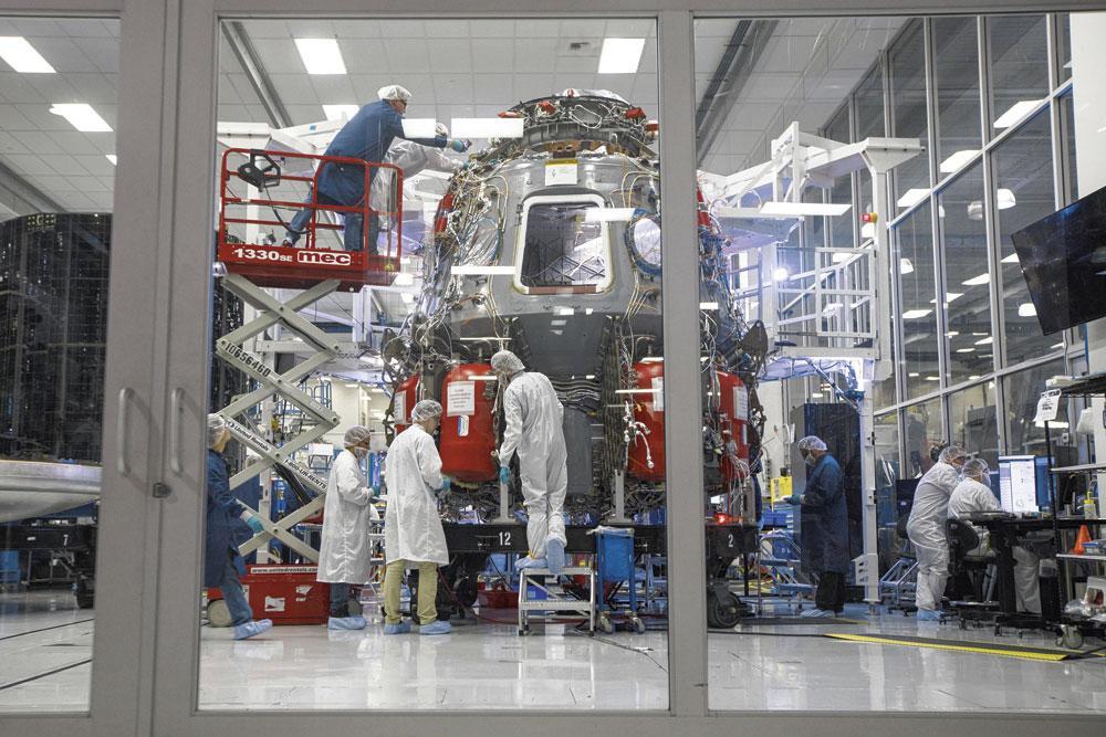 Certains CEO, comme Elon Musk, misent sur une organisation de ruchE. Dans l'immense hall de l'usine SpaceX près de Los Angeles, tous les métiers semblent se mélanger afin de faire émerger une intelligence collective et agile.