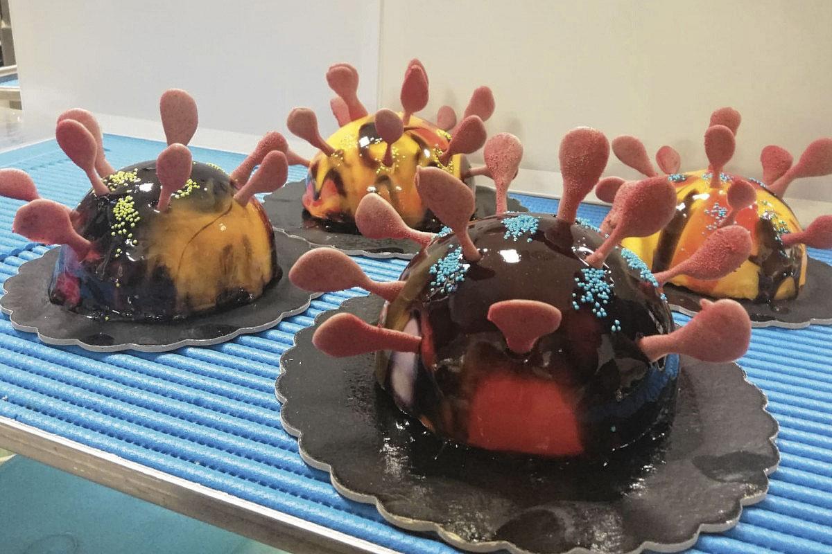 En Italie, des pâtissiers ont imaginé des gâteaux inspirés de l'image agrandie du coronavirus pour détendre l'atmosphère.
