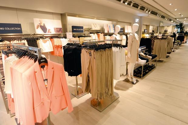 Marks & Spencer a pris du retard sur le terrain de la mode, face aux enseignes comme Zara, H&M ou Primark.