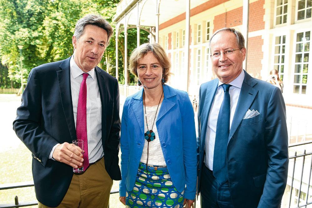 Didier Malherbe, CEO d'UCB Belgium,  et Philippe Delusinne, CEO de RTL Belgium,  entourent Dominique Leroy.