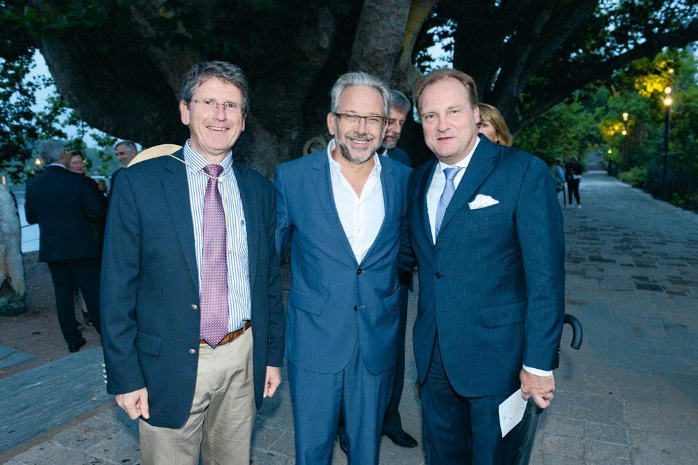Jean-Paul Philippot, administrateur général de la RTBF, entouré d'Yvan Moreau, co-CEO & CFO de Pairi Daiza, et Philippe Wallez, head of retail & private banking chez ING.