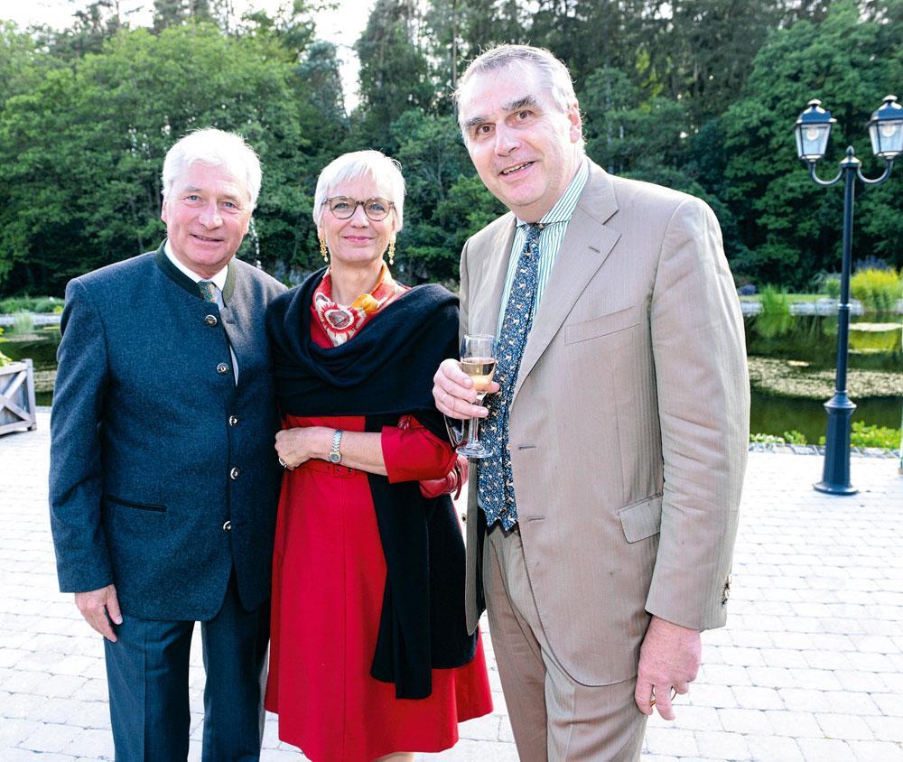 Yves Noël, président de NMC, et son épouse et Benoit Coppée, CEO d'Investsud.