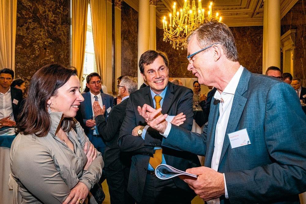 Véronique Graff, directrice générale  de GreenWin, et Olivier Greiner, directeur recherche et développement raffinage chimie  chez Total, sont captivés par François Blondel, CEO de KitoZyme.