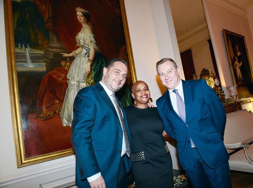 Norma Goicochea Estenoz, ambassadeur  de Cuba, entourée de Denis Mathen et son compagnon, Olivier Crine.