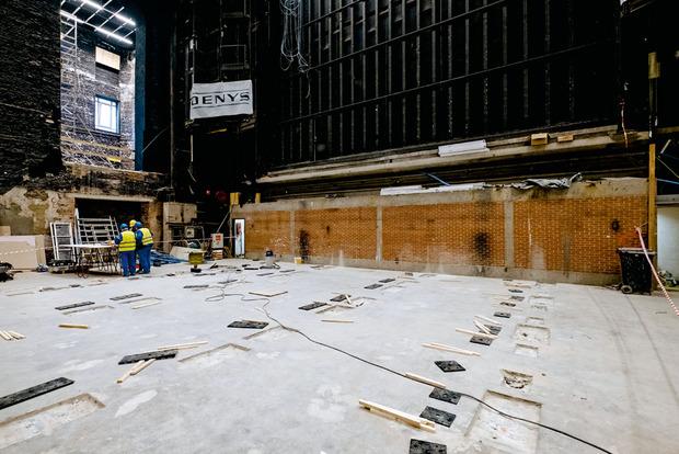 Derrière la scène, le sol des coulisses a été creusé sur plusieurs mètres pour accueillir quatre nouveaux plateaux de scène mobiles.