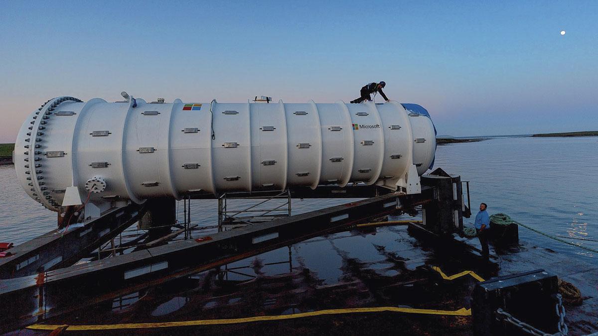 Iles Orcades, au nord de l'Ecosse: prototype de centre de données sous-marin testé par Microsoft, alimenté par des énergies marines et refroidi grâce à l'eau de mer.