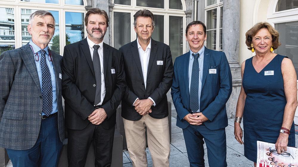 Jacques Crahay, président de l'UWE, Bernard Piette, directeur général de Logistics in Wallonia, Jean Muls, CEO de TNT Express Worldwide, Michel Kempeneers, inspecteur général, COO overseas export-investment à l'Awex, et Vincianne Delvigne, business development manager du Cercle de Lorraine.