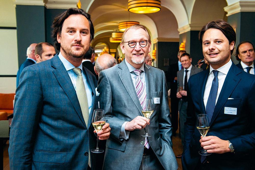 Nicolas Laporta et Bruno Malbrancke, directeurs commerciaux chez Immobel, entourent Pascal Persyn, CEO de Perpetos Group.