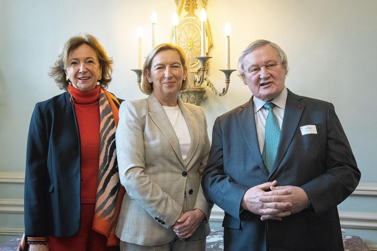 Hélène Farnaud-Defromont, entourée de Vincianne Delvigne, business development manager du Cercle de Lorraine, et du ministre d'Etat, Frans van Daele.