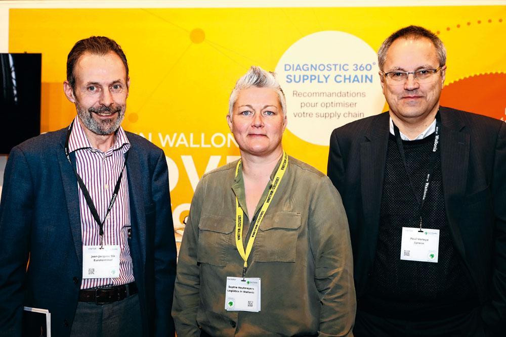 Jean-Jacques Six, administrateur d'Euroterminal, Sophie Houtmeyers, CEO de Skechers et présidente du conseil d'administration de Logistics in Wallonia, et Paul Verleye, directeur logistique Benelux chez Lyreco.
