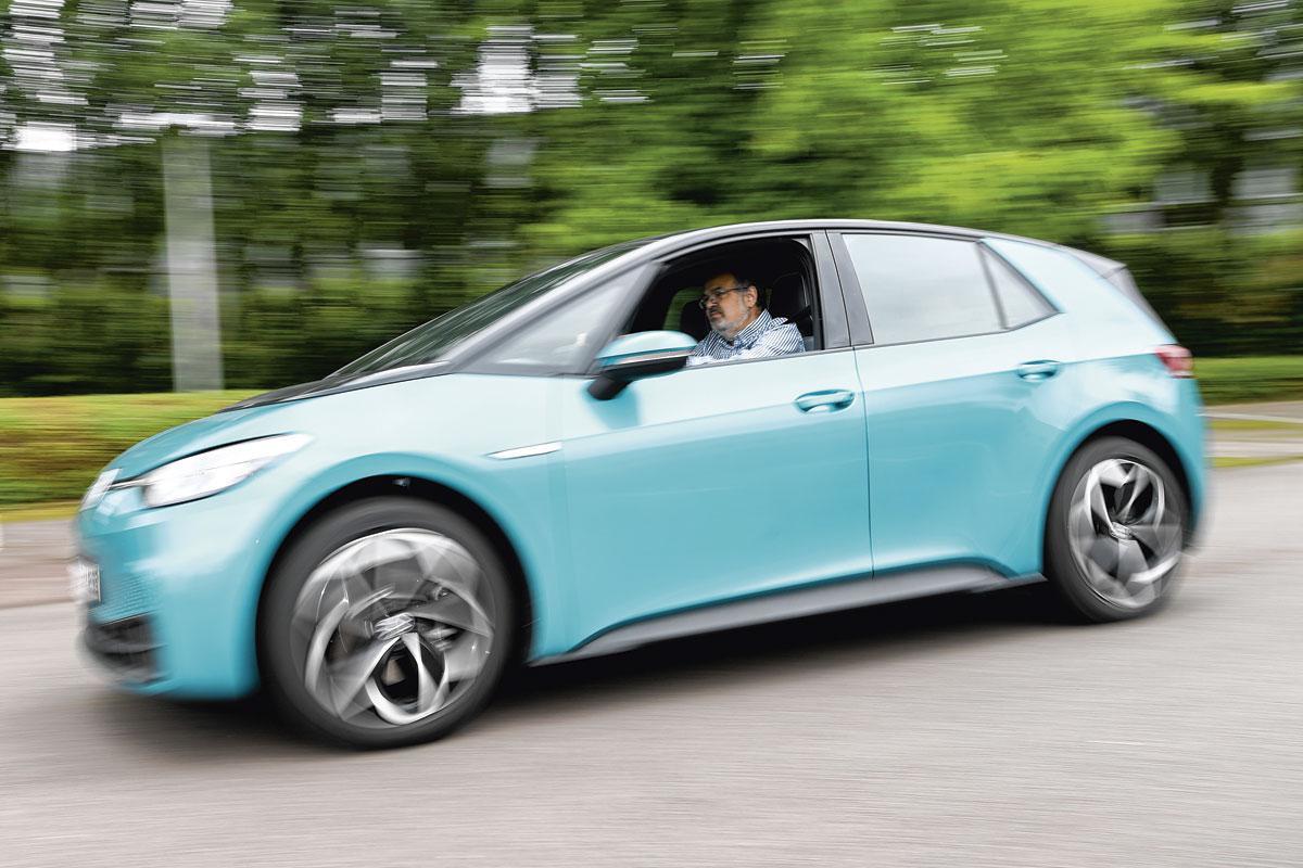 VW ou Tesla, guère plus que 300 km... Il faut viser des étapes plus courtes que ce que promet l'autonomie officielle.