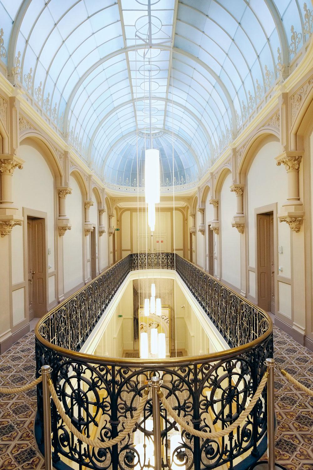 L'édifice qui accueille désormais le musée de la BNB          a été imaginé par l'architecte Désiré De Keyser en 1872 pour l'Union du Crédit de Bruxelles. Inspiré des galeries Saint-Hubert, le bâtiment est couvert de deux structures de verre dont l'une forme une voûte en  berceau longue de 18 m.