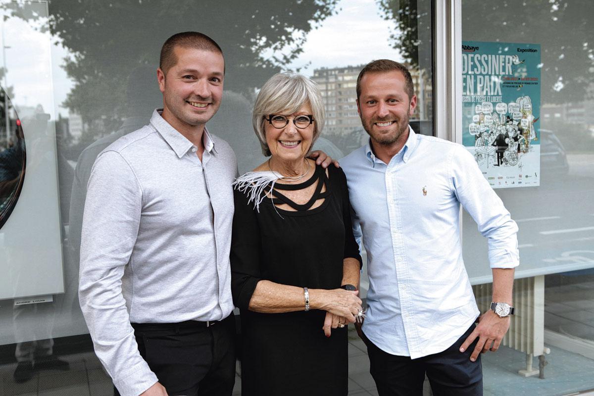 Thomas et Lucas Brayeur, gérants d'Aderis Lettrage & Impression, entourent Dany Liehrmann.