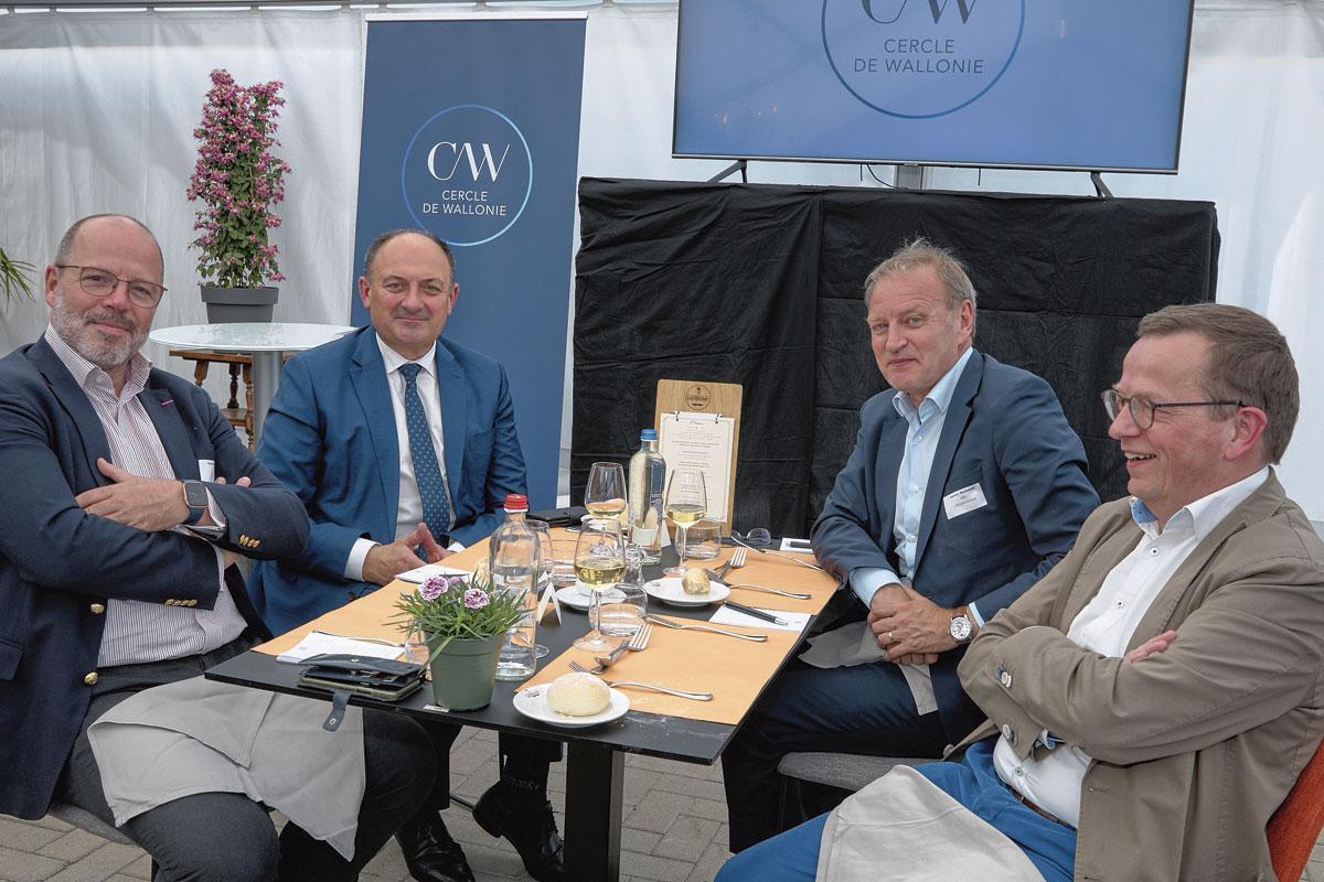 Bruno Wattenbergh, ambassadeur de l'innovation chez EY, Willy Borsus, Jean-Luc Maurange, CEO de John Cockerill, et Paul De Sauvage, CEO d'Actibel.