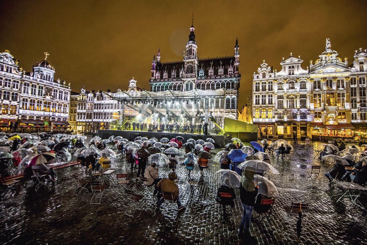 Sur la Grand-Place, la Fête de la Fédération Wallonie- Bruxelles, célébrée devant un public limité, a permis de donner un peu de travail à des prestataires des arts de la scène cruellement frappés par la crise.