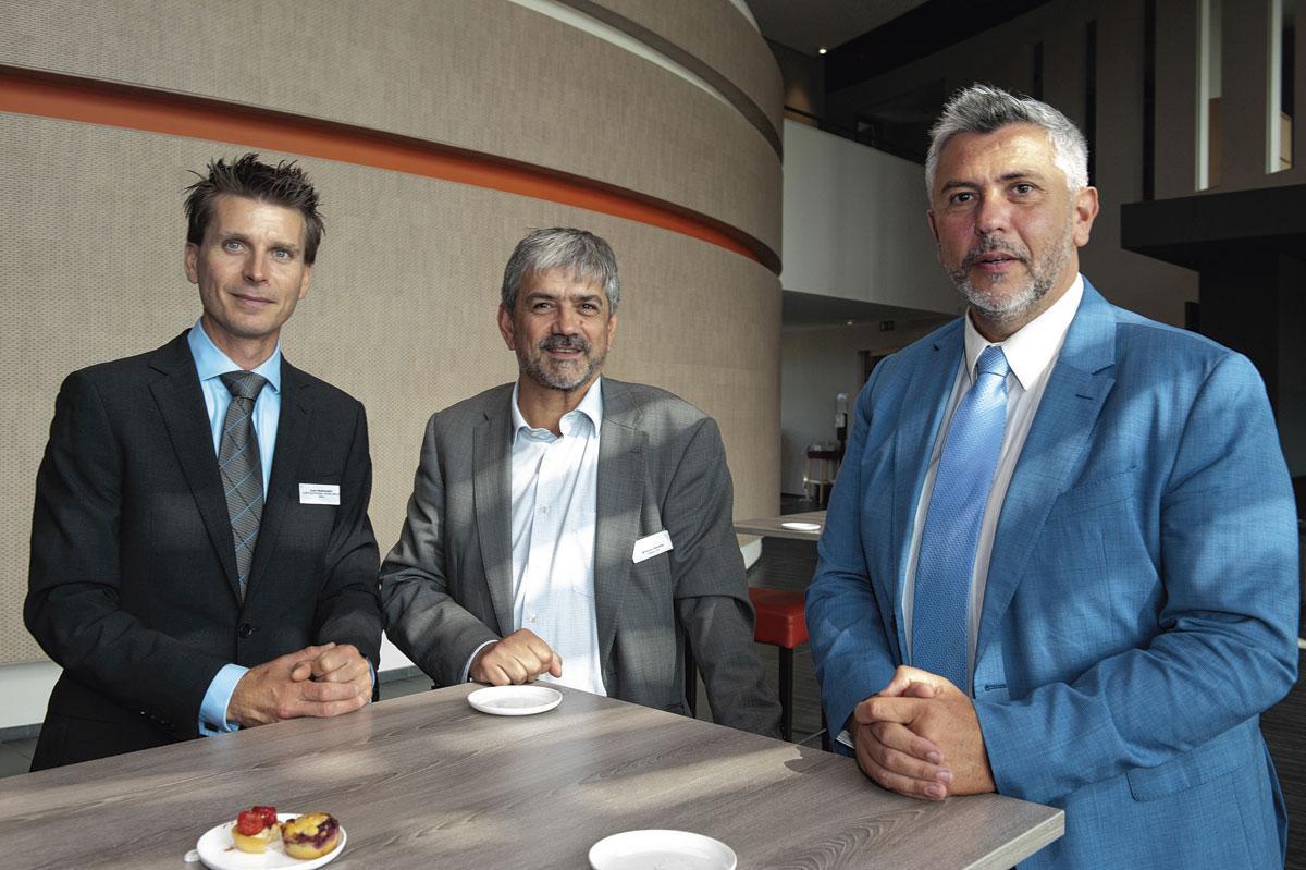 Gaël Wijngaard et Fabrice Steyaert, respectivement directeur Bruxelles et senior portfolio manager chez CapitalAtWork Foyer Group, entourent Bruno Belchior, family officer chez Progentis.