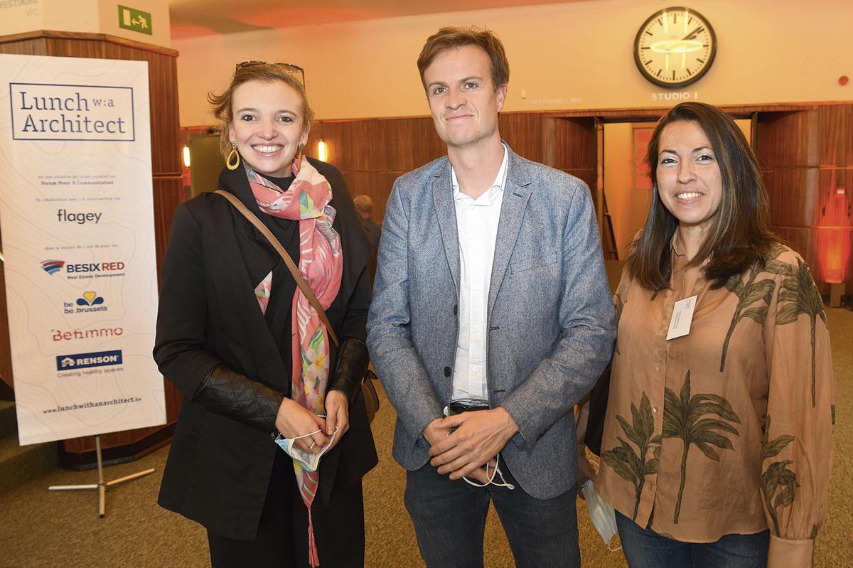 Eveline Khazen et Vanessa Hagen, respectivement lead project architect et gérante d'Atelier d'Architecture Vanessa Hagen, entourent Filip Grillet, operations manager de SuReal.