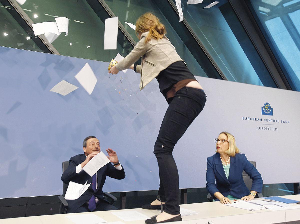 Avril 2015, conférence de presse durant laquelle il est aspergé de confettis par une militante dénonçant la dictature de la BCE au moment de la crise grecque.