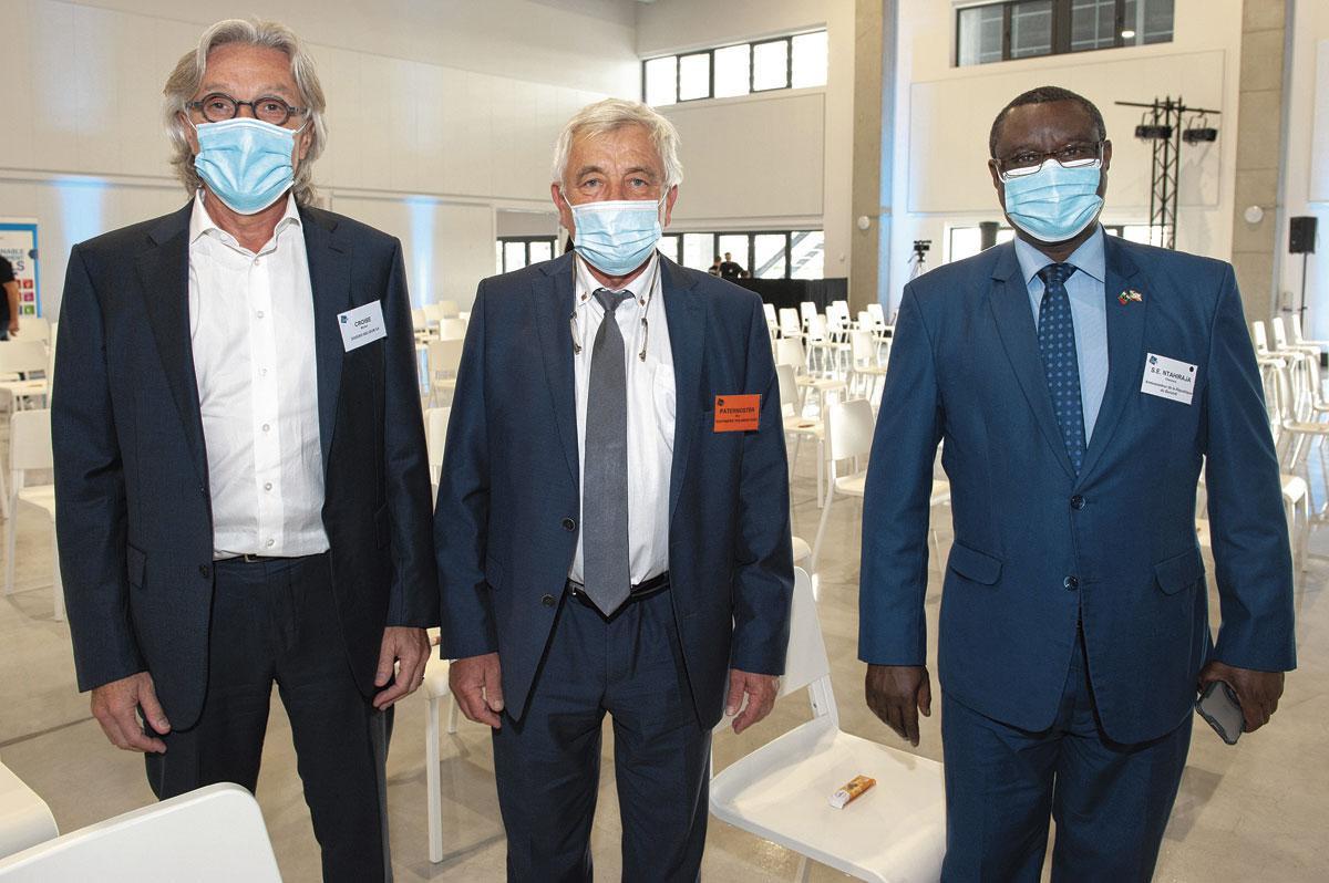 Michel Croisé, président de Sodexo Belgique-Luxembourg, Guy Paternoster, CEO de la Raffinerie Tirlemontoise, et Thérence Ntahiraja, ambassadeur du Burundi.