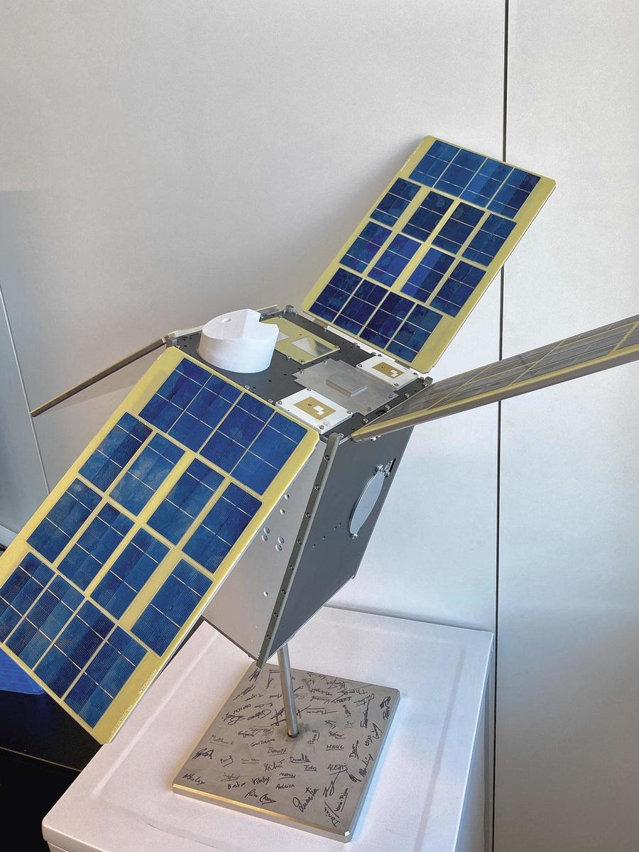 Maquette 1:1 du satellite Arthur lancé en juin.