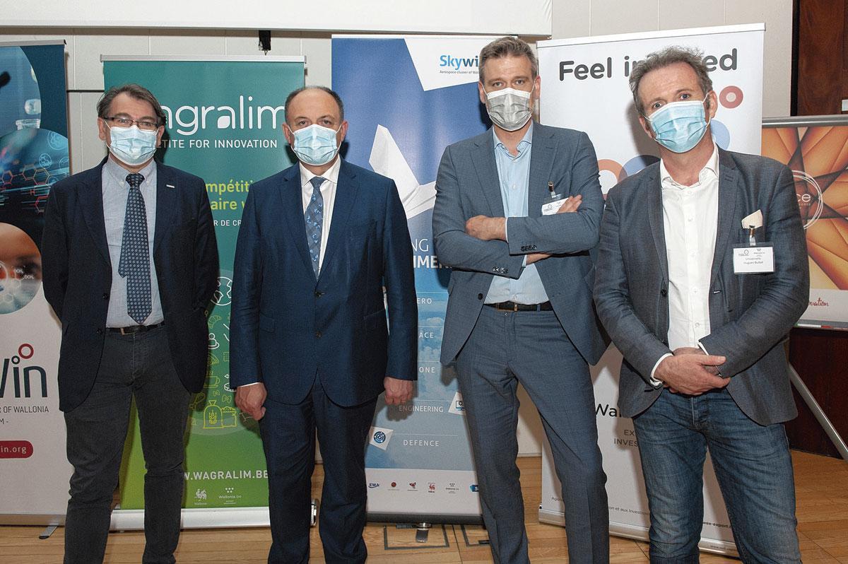 Jean-Christophe Renauld, prorecteur de la recherche à l'UCLouvain, Willy Borsus, Marc Van Den Neste, président de GreenWin et de la communauté des pôles, et Hugues Bultot, administrateur délégué d'Univercells Technologies.
