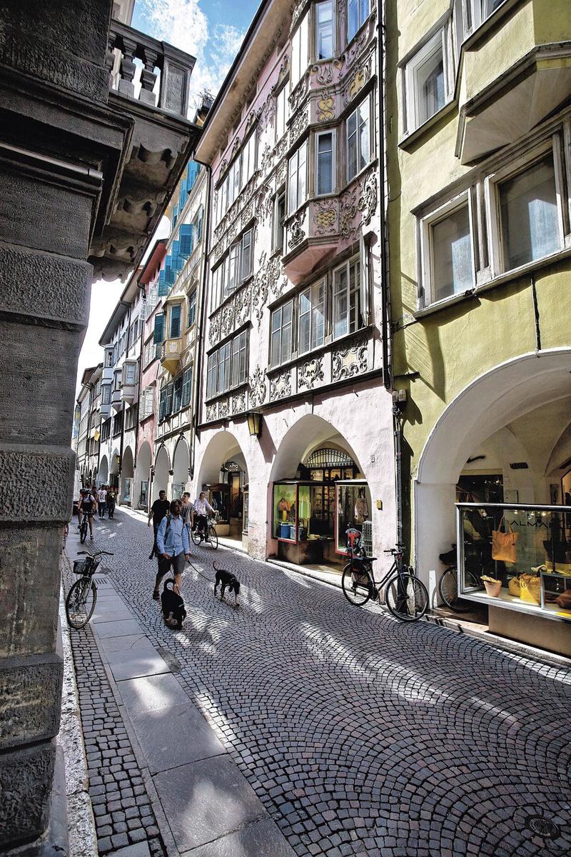 Bolzano Avec ses parcs, ses ruelles envahies de marchands ambulants et la Via dei Portici, une longue rue commerçante aux arcades du Moyen-Age, elle a le charme suranné des villes qui ne veulent ni vieillir ni oublier.