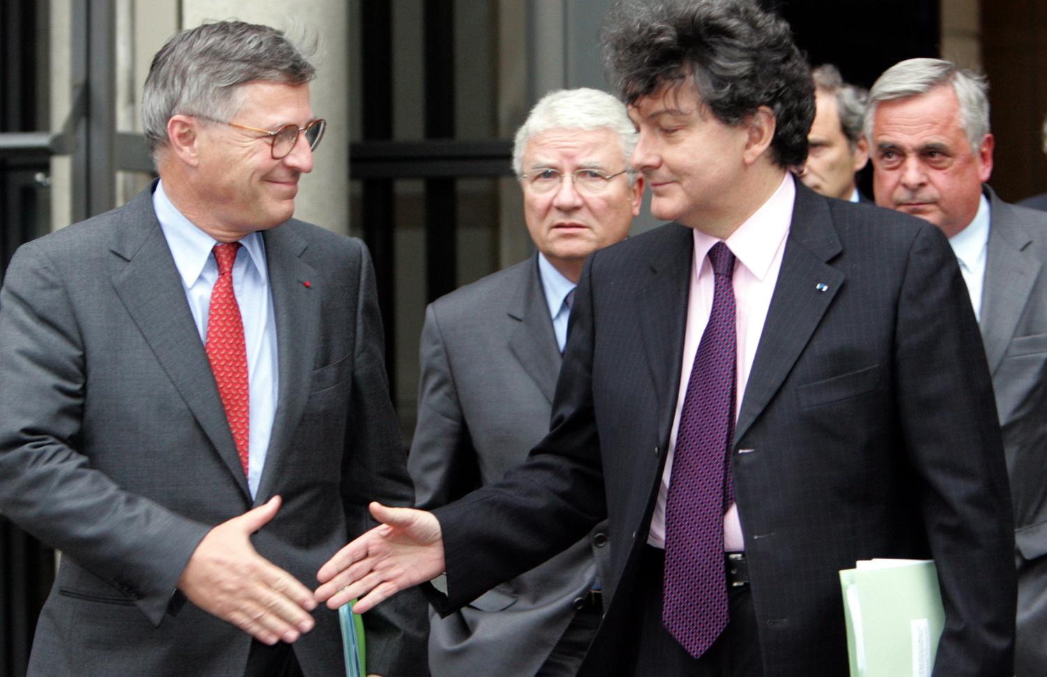 Thierry Desmarest (à gauche), directeur général de Total et le ministre français des Finances, Thierry Breton (2e à droite),après une réunion au ministère des Finances, à Paris, le 16 septembre 2005.