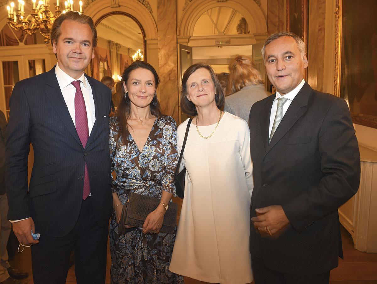 Mériadec Portier et Fabrice de Boissieu, administrateurs délégués de la Banque Transatlantique Belgium, et leurs épouses.