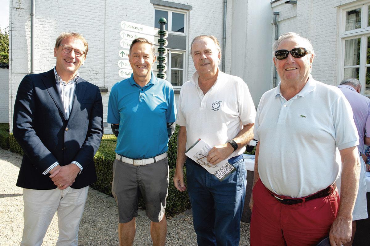 Bart van Stokkum et Thierry Dosogne, respectivement propriétaire et capitaine du Golf Château de la Tournette, Dick Dresselhuis, président du corporate club La Tournette, et Martin Kallen, ancien membre du conseil d'administration de United Fund for Belgium.