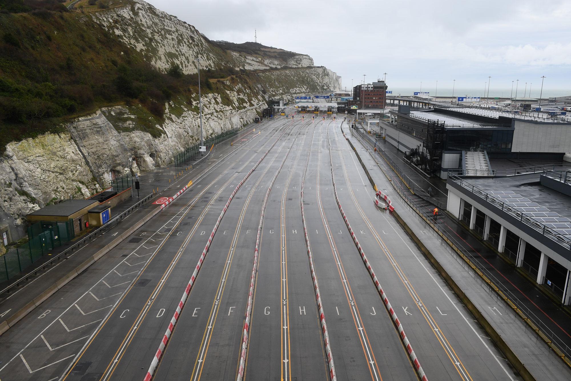 Le port de Douvres (Kent), au sud-est de l'Angleterre, s'est vidé le 23 décembre 2020, après que le Royaume-Uni et la France aient convenu d'un protocole pour rouvrir la frontière au fret accompagné arrivant en France en provenance du Royaume-Uni, exigeant que tous les chauffeurs de camion présentent un test Covid-19 négatif.