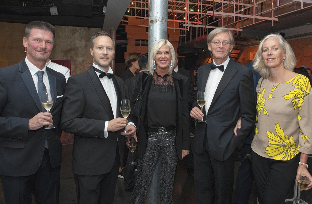 Jean Furnemont, Jan De Moor et Valérie van de Berg, respectivement regional development manager, directeur général et public relations manager chez Clear Channel Belgium, François-Jean Masquelin, avocat associé chez Blitz-de Callataÿ-Goldschmidt, et Laurence Christians, strategy & legal manager à la SNCB.