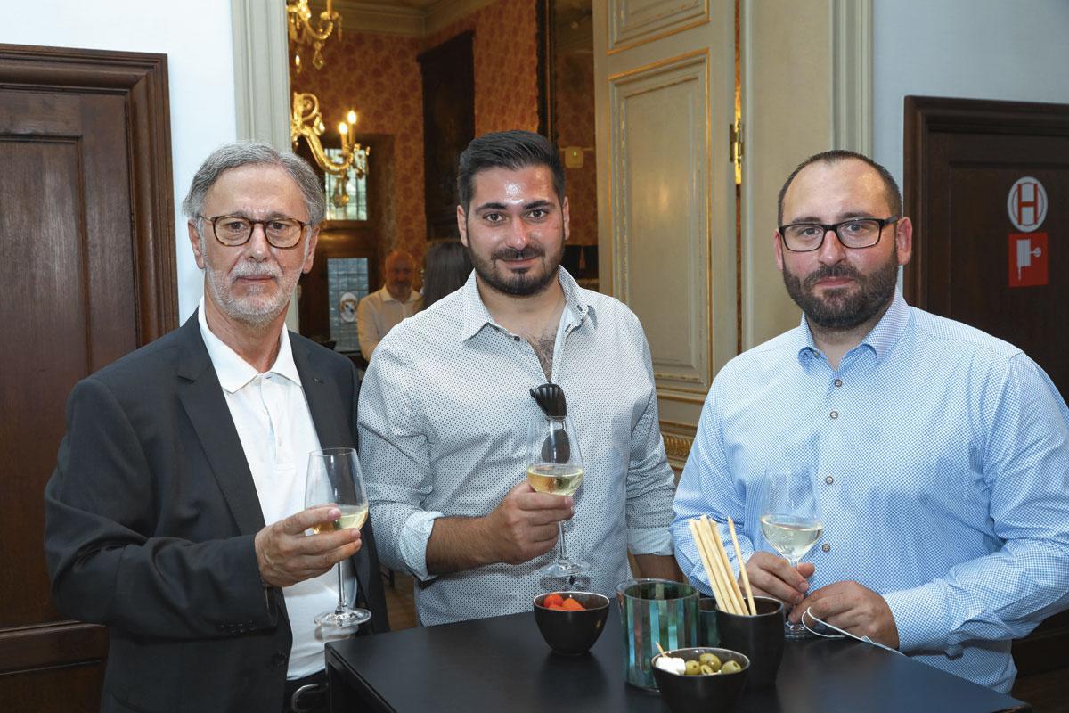 Nicolas Tsitsigos, membre de Liège Athènes du Nord, Efthimis Stamatiadis et Robert Leruth, respectivement président et vice-président de l'ASBL Communauté Hellénique de Liège & Environs.